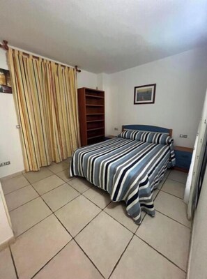2 slaapkamers, een strijkplank/strijkijzer, beddengoed