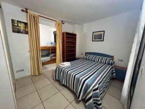 2 bedrooms, iron/ironing board, bed sheets