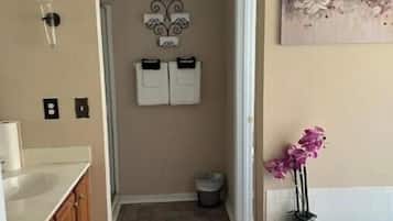 Serviettes fournies, papier toilette