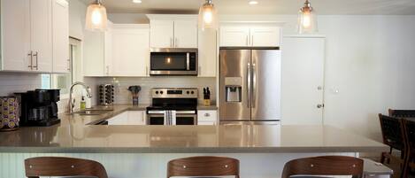 Een koelkast, een microgolfoven, een oven, een kookplaat