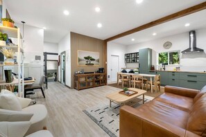 Smart TV, libros y estéreo 