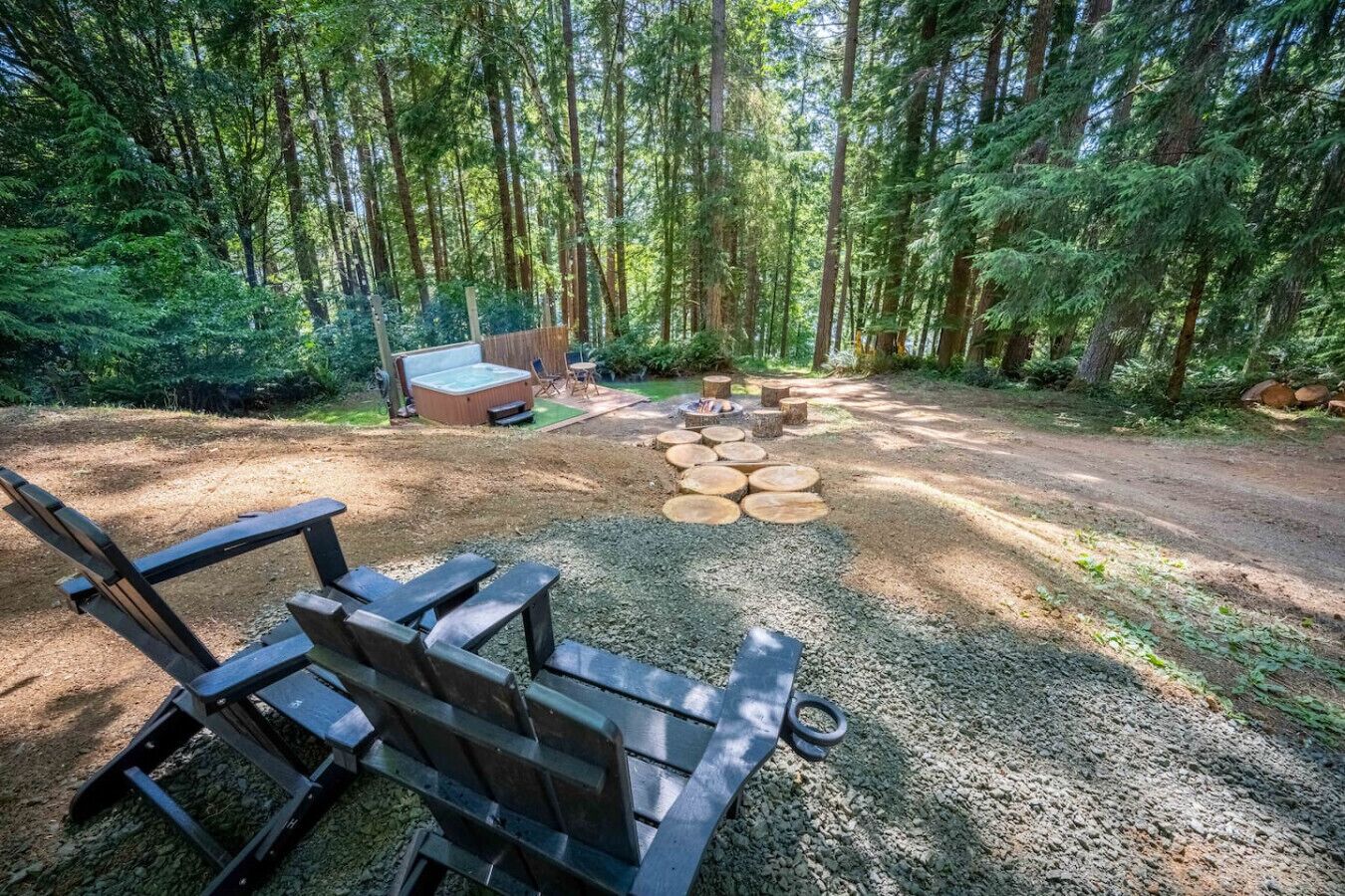 Un espace boisé équipé d’un bain à remous, d’un foyer et de sièges en bois.