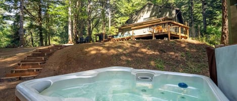 Outdoor spa tub