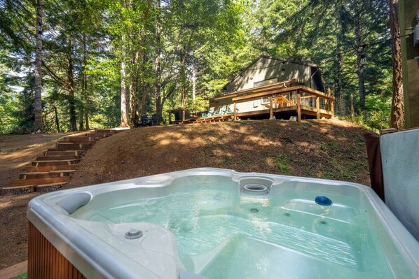 Outdoor spa tub