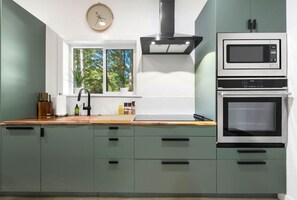 Kühlschrank, Mikrowelle, Ofen, Herdplatte