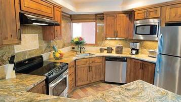 Réfrigérateur, micro-ondes, cafetiÚre/bouilloire, tables à manger