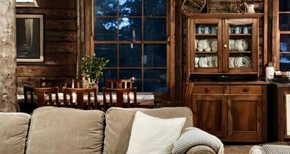 Historical 150 year old Timber Cabin at Kangaroo Valley
