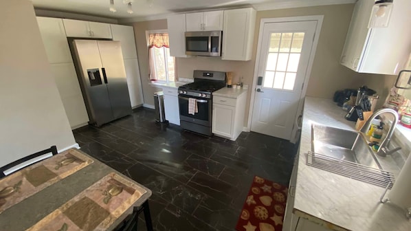 Fridge, microwave, oven, stovetop - 3-bedroom house in fabulous Pittsburgh with AC, WiFi (Pittsburgh)
