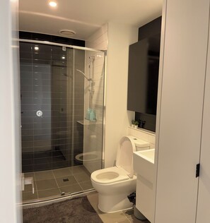 Hårtørrer, håndklæder, Sæbe, Toiletpapir