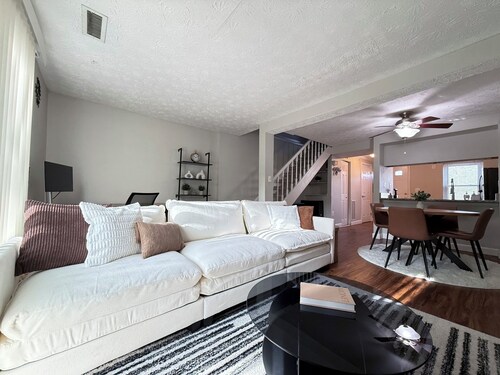 Stay a While FENCED & Stylish 2 Bed 1.5 Bath FAMILY HOME Near White Marsh Mall