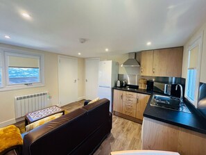 Jääkaappi, mikroaaltouuni, leivänpaahdin