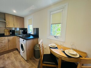 Jääkaappi, mikroaaltouuni, leivänpaahdin