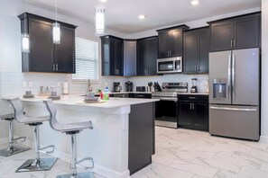 Fridge, microwave, oven, stovetop - 6-Bedroom Retreat in Champions Gate (Four Corners)