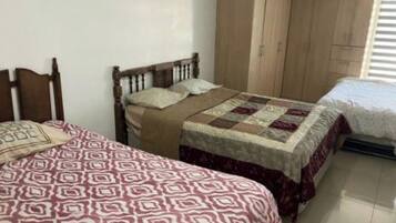 4 bedrooms, iron/ironing board, WiFi, bed sheets