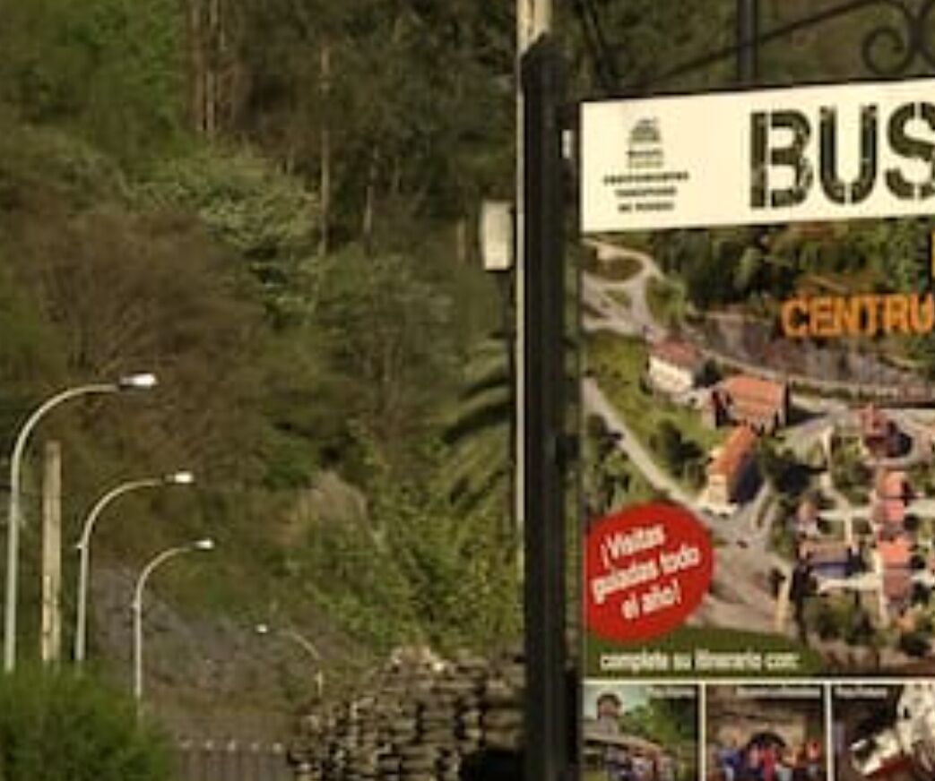 Señal de estación de autobuses con un mapa y el texto 'BUS CENTRAL'.