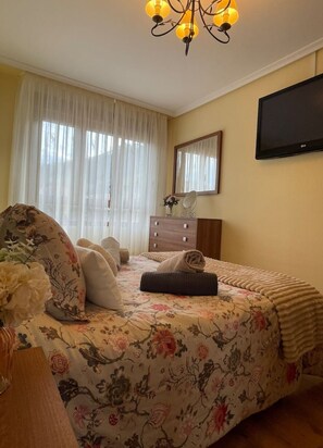 3 bedrooms, iron/ironing board, travel cot, free WiFi
