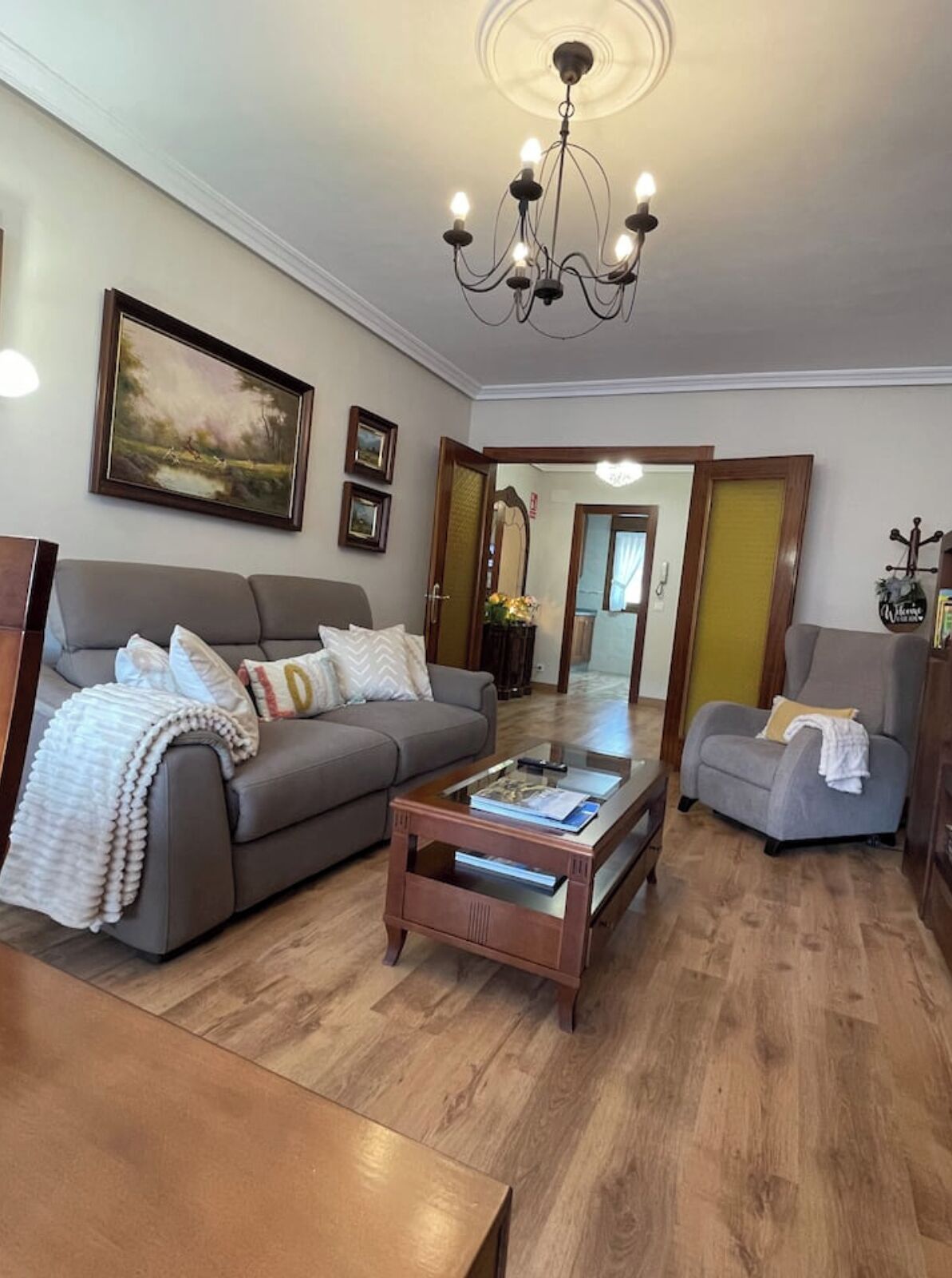 Smart TV, books, stereo