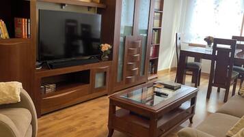 Een smart-tv, boeken en een stereo