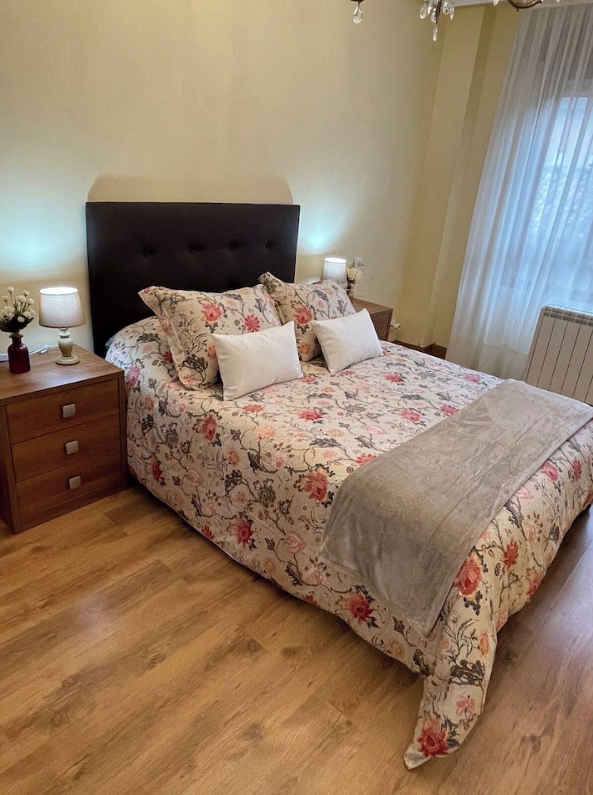 3 slaapkamers, een strijkplank/strijkijzer, reisbedje, gratis wifi