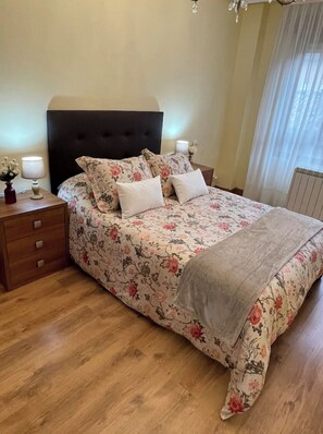 3 chambres, fer et planche à repasser, lit parapluie, Wi-Fi gratuit