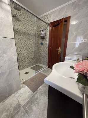 Chuveiro, secador de cabelo, toalhas de banho, sabonete