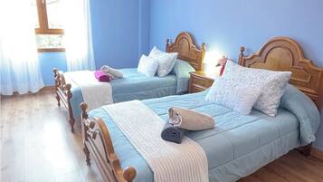 3 slaapkamers, een strijkplank/strijkijzer, reisbedje, gratis wifi