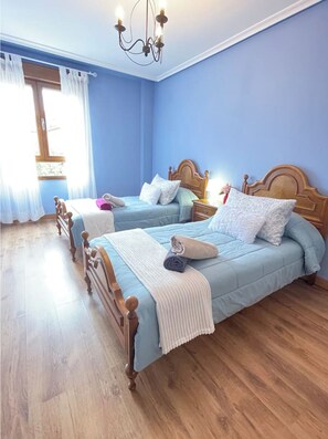 3 habitaciones, tabla de planchar con plancha y cuna de viaje 