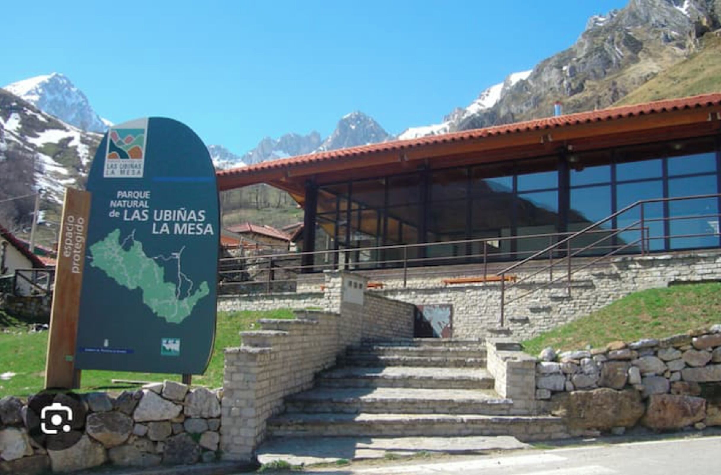 Cartel del Parque Natural de Las UBIÑAS LA MESA con un mapa y vistas del paisaje montañoso.