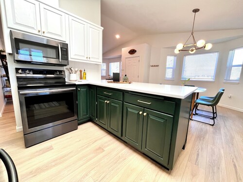 Olympic House with SAUNA/Rec Room/AC in the Heart of Port Angeles