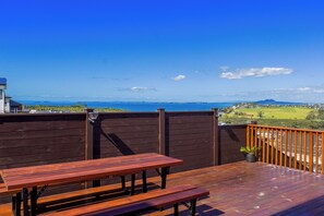 Outdoor dining - Long Bay Sea view Stunning House (Auckland)