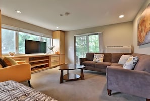 TV, video library, stereo - Spacious 2BR/3BA Killington Condo w/ EV Charger, Ski Discounts & Pool (Killington)