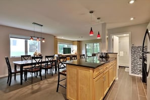 Dining - Spacious 2BR/3BA Killington Condo w/ EV Charger, Ski Discounts & Pool (Killington)