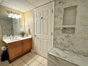 Douche, sèche-cheveux, serviettes fournies