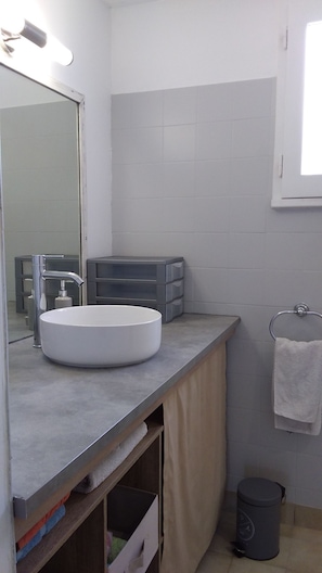 Serviettes fournies, savon, papier toilette
