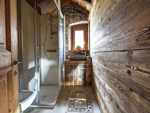 Bathroom - Cosy apartment for 5 people with WIFI, A/C, TV, patio and pets allowed (Era)