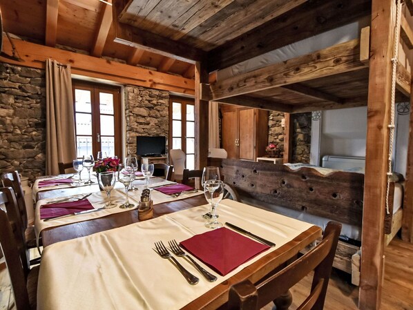 Dining - Lovely apartment for 5 people with A/C, WIFI, TV, patio and pets allowed (Era)