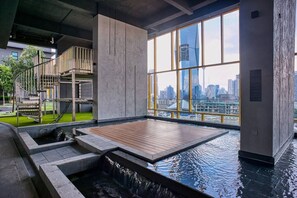 Pool - 2BR Suite KLCC & Merdeka Tower View - Free Parking (Kuala Lumpur)