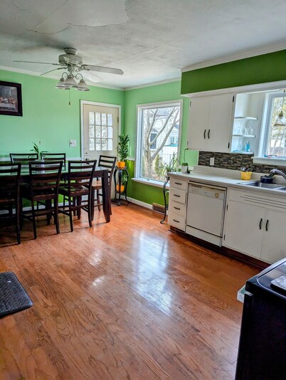 Spacious 4-bedroom house in peaceful Green Bay with AC, Free Wi-Fi