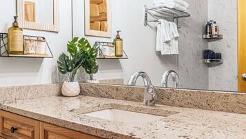 SĂšche-cheveux, serviettes fournies