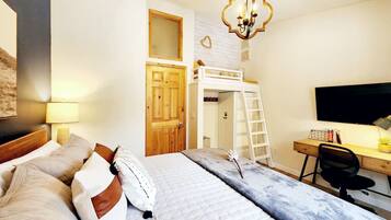 3 bedrooms, desk, iron/ironing board, travel cot