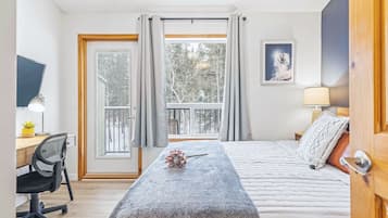 2 bedrooms, desk, iron/ironing board, travel crib