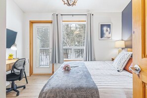 2 soverom, skrivebord, strykejern/-brett og reiseseng for barn