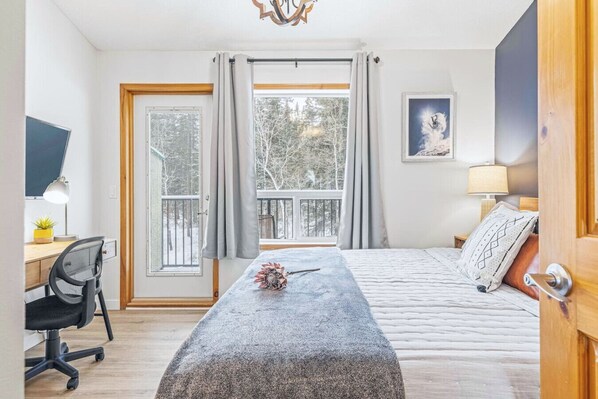 2 slaapkamers, een bureau, een strijkplank/strijkijzer, reisbedje