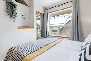 3 Schlafzimmer, Schreibtisch, Bügeleisen/Bügelbrett, Reisekinderbett