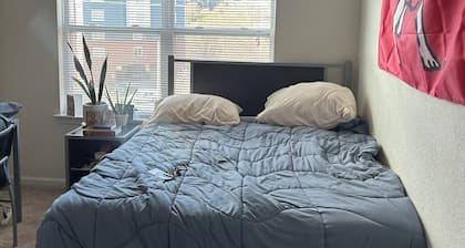 Cozy 1-bedroom apartment in Athens with AC, WiFi, fitness room, and a pool!