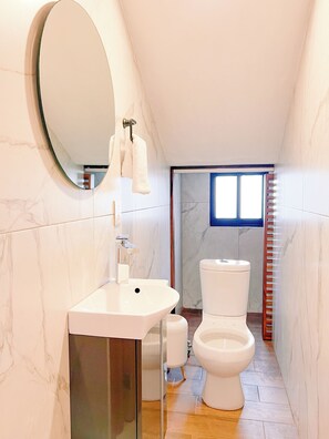 Douche, articles de toilette écologiques, séchoir à cheveux