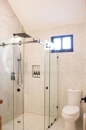 Een douche,  milieuvriendelijk toiletgerief, een haardroger, handdoeken