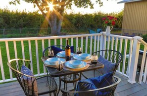Outdoor dining - Cottage in The Rocks/
Remodeled Bungalow nestled in the Vineyards & Orchards (Milton-Freewater)