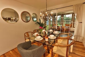 Dining - Cottage in The Rocks/
Remodeled Bungalow nestled in the Vineyards & Orchards (Milton-Freewater)