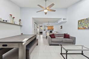 TV connectée, table de tennis de table, livres